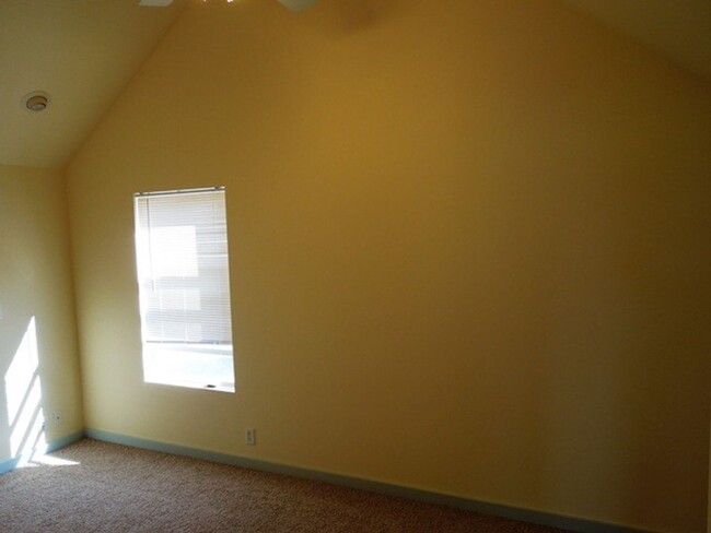 Building Photo - 1 Bedroom Apartment in the Country