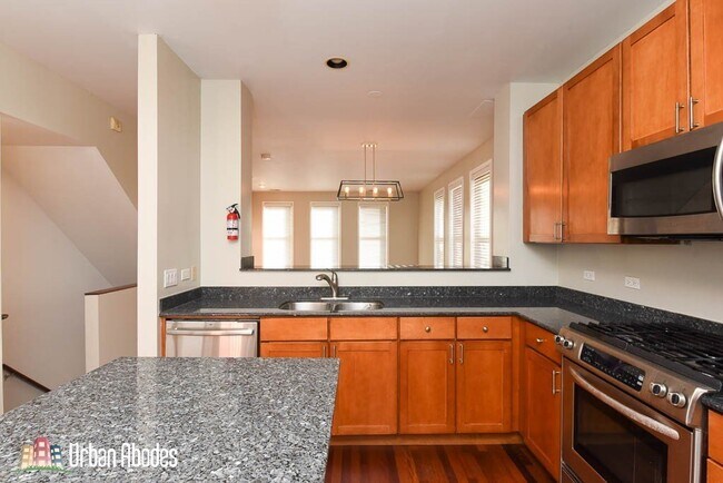 Photo - 1000 N Crosby St (Chicago, IL) Townhome