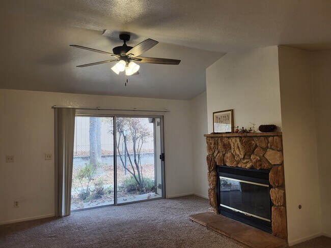 Foto del edificio - 49400 River Park Rd