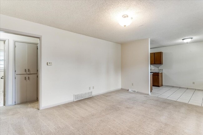 Building Photo - 554 S Circle Dr