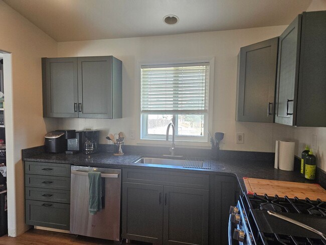 Foto del edificio - Fully Furnished Split Level Two-Bedroom Home