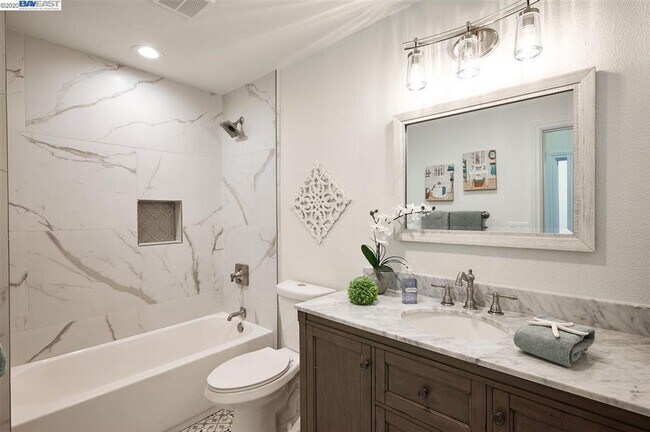 Building Photo - Gorgeous, fully renovated gem!