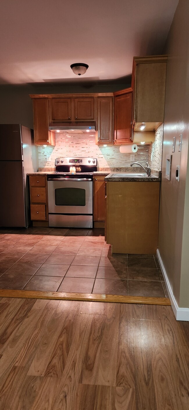 Building Photo - 391 Putnam Pike