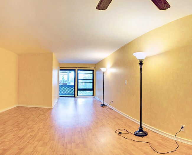 Sala de estar - 7742 Redlands St