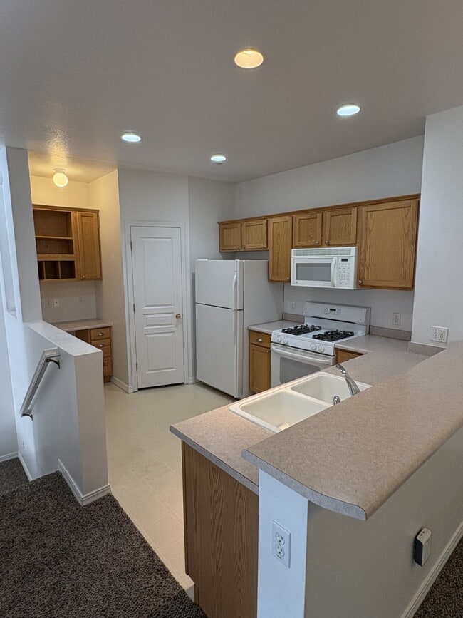 Building Photo - 921 Courtyard Ln