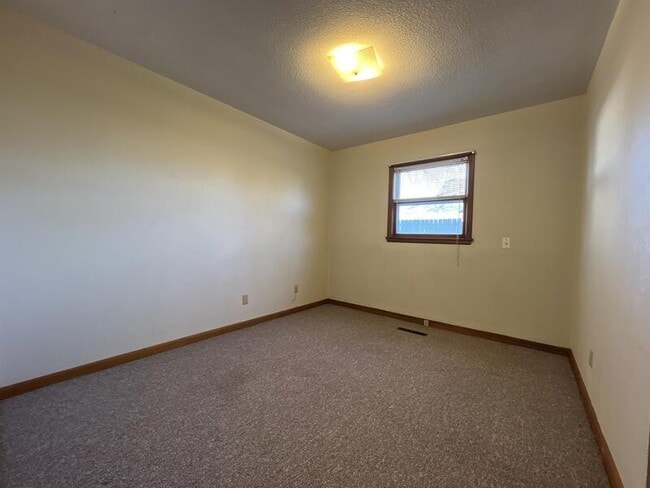 Building Photo - 480 5th Ave