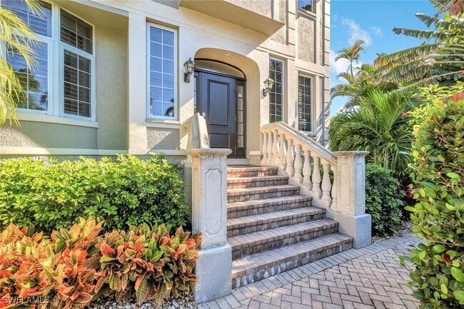 Building Photo - 993 8th St S