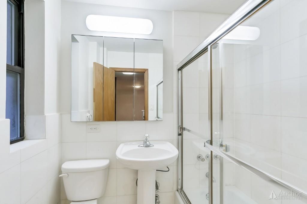 Building Photo - Beautiful 1 bed in Elevator Building