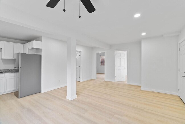 Foto del edificio - SECOND FLOOR APARTMENT WATER AND ELECTRICITY INCLUDED!!