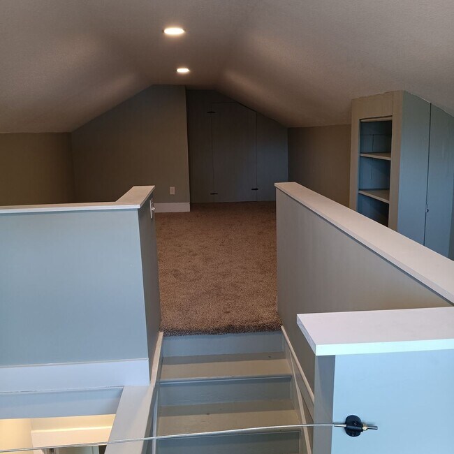 Foto del edificio - Roommate wanted: Young Professional Monmouth Men looking for a Roommate