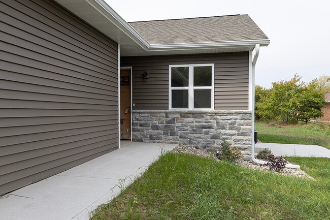 Building Photo - 5004 Crestwood Dr