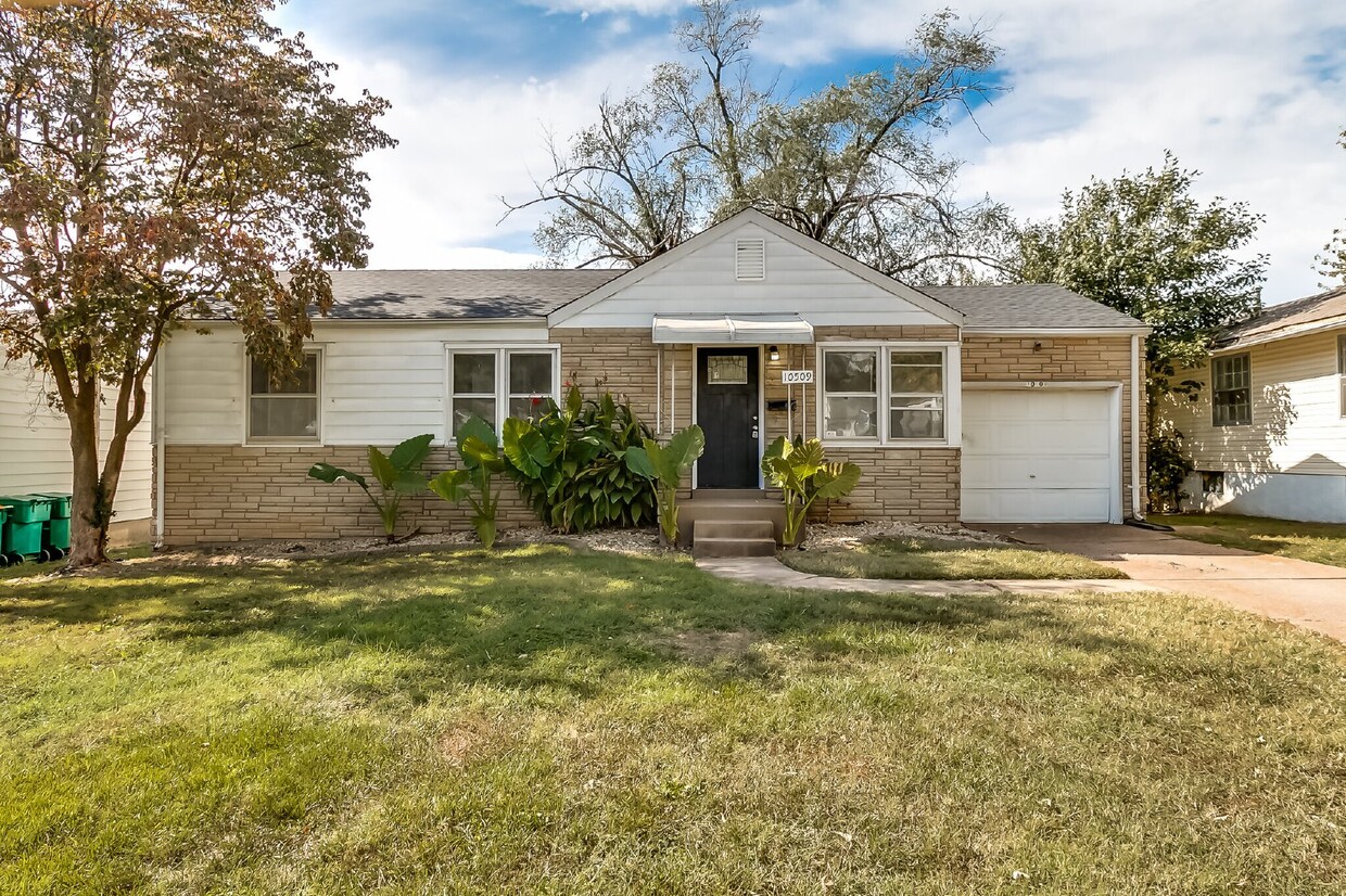 Primary Photo - Beautiful 3-bed, 1-bath home with a sunroo...