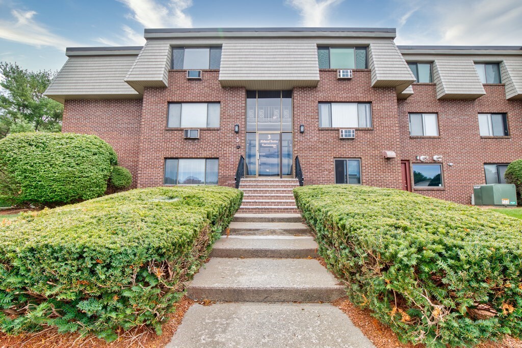 3 Hallmark Gdns Unit 10, Burlington, MA 01803 Condo for Rent in