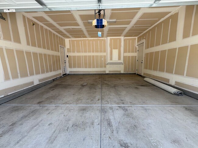 Building Photo - SE Visalia home Rent Ready!