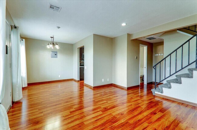 Foto del edificio - 4922 Lowry Rd
