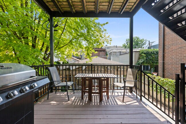 Building Photo - Impeccably maintained 2bd with private bal...