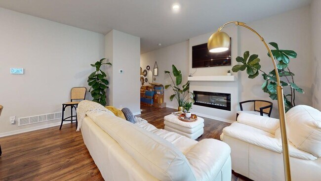 Building Photo - Beautiful, Modern, Open Home - Available January 1st