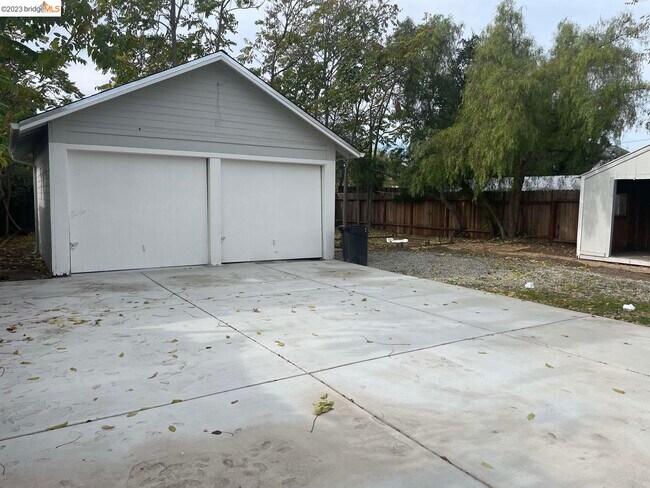 Building Photo - 441 N Livermore Ave