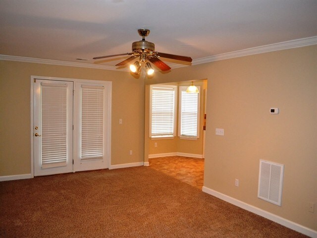 Foto del edificio - 101 Bonnie Woods Dr