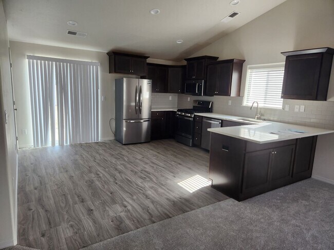 Foto del edificio - Beautiful brand new 3 bed 2 bath home in the Shadow Glenn Subdivision, just off Linden and Middle...