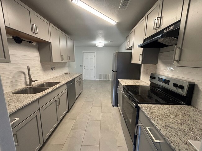 Building Photo - 2101 W Roselawn St