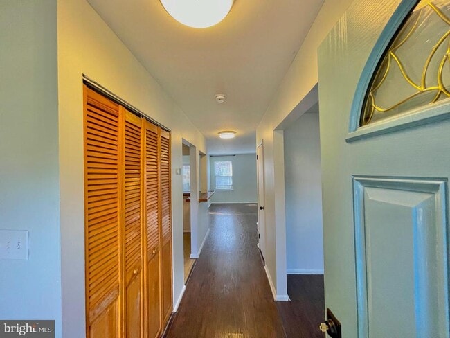 Building Photo - 7 N Hill Dr