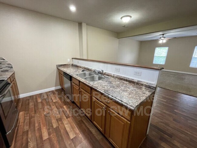 Building Photo - 625 S Main Ave