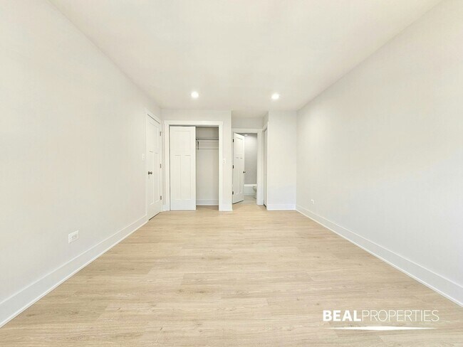 Foto del edificio - 696 Elm Pl
