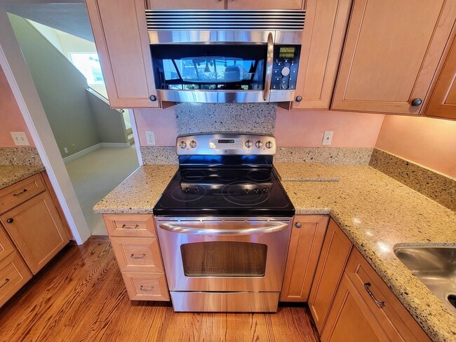 Building Photo - Beautiful 2 Bedroom + 2.5 Bath Townhouse i...