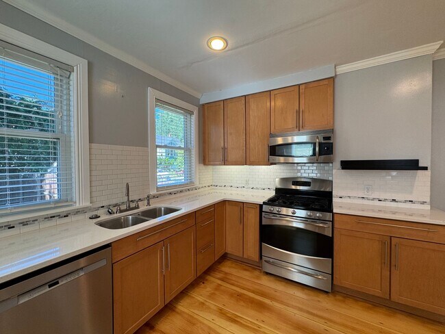 Foto del edificio - Spacious 4-Bedroom Townhouse with Garage &...