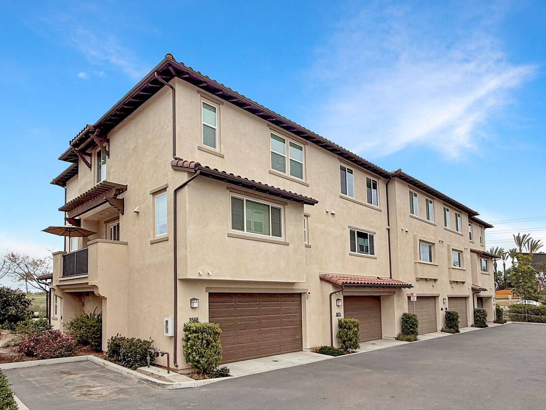 Foto principal - Great 4B/3.5BA Townhome in Oceanside!