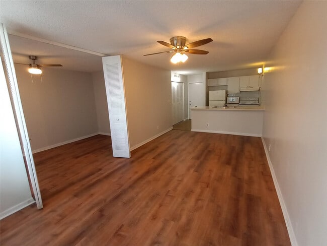 Building Photo - 2771 Riverside Dr