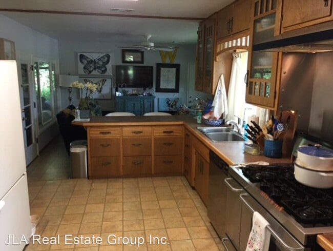 Building Photo - 3 br, 2 bath House - 4645 Holyoke Place