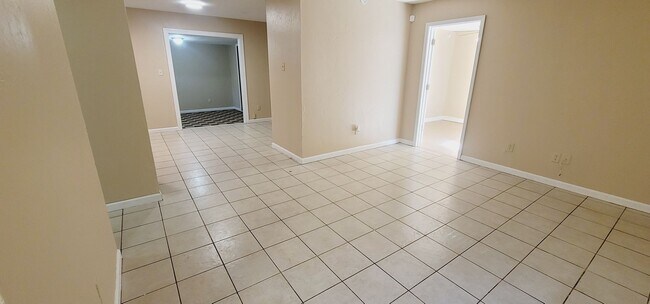 Foto del edificio - UPDATED 4/2 NW House w/ Stainless Steel Appliances & Huge Yard Available May 1st for $1695/month!