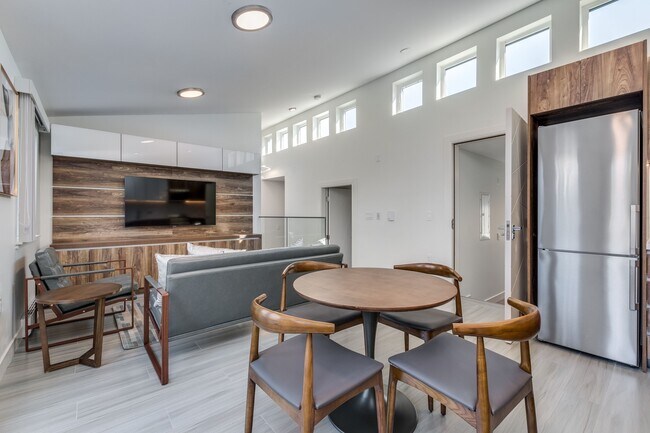 Photo du bâtiment - 1168 Pendrell St