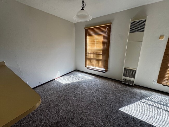 Building Photo - Great 1 Bedroom Near Rust Medical Center