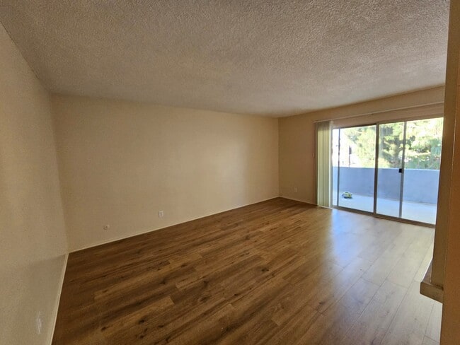 Foto del edificio - 315 N Hillcrest Blvd