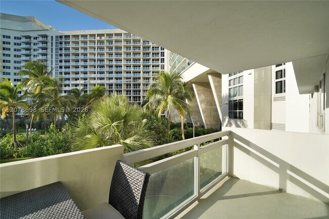 Building Photo - 1500 Bay Dr E