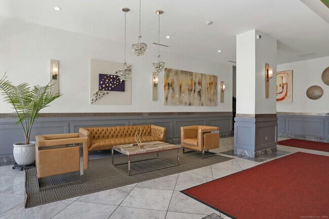 Foto del edificio - 44 Strawberry Hill Ave