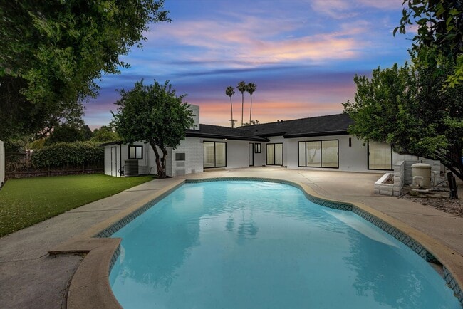 Foto del edificio - BEAUTIFULLY REMODELED, 5BD/4BA ENTERTAINER...