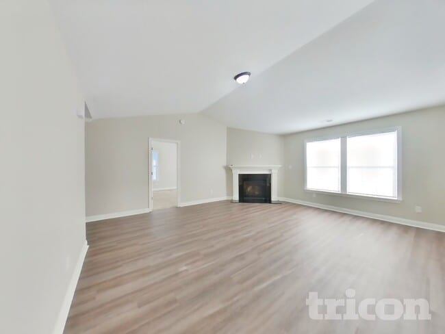 Foto del edificio - 3345 Deerbrook Dr