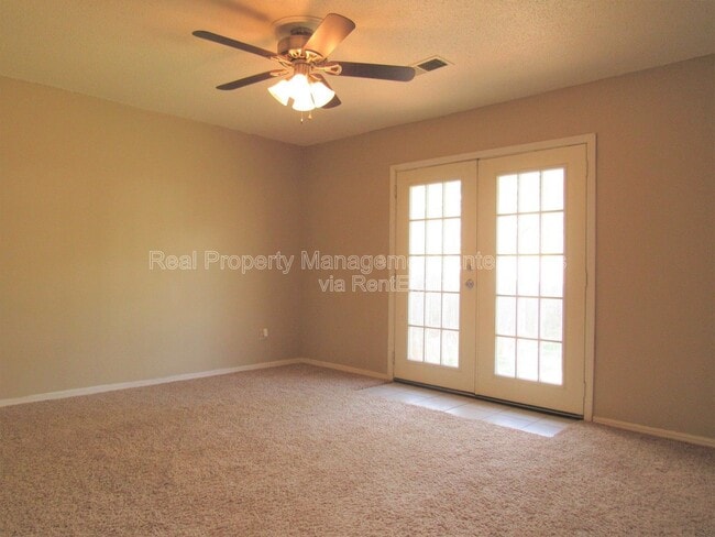 Building Photo - 637 Redstone Ave