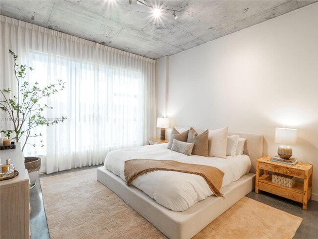 Building Photo - 3449 NE 1st Ave