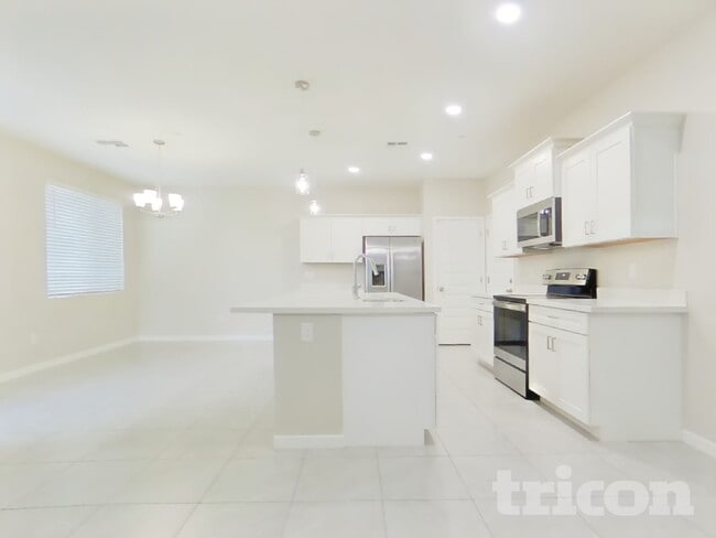 Building Photo - 1349 N Parkcrest