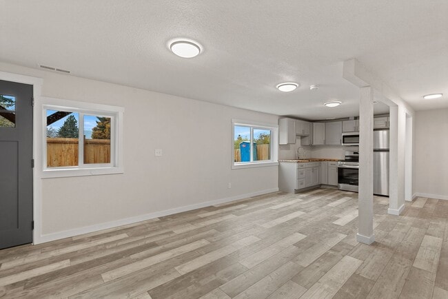 Building Photo - 460 N James Ave