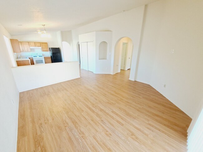 Foto del edificio - 4 bed 2 bath 3 car garage!