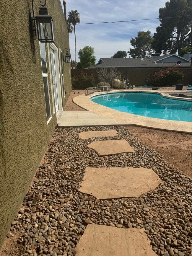 Building Photo - 903 E La Jolla Dr