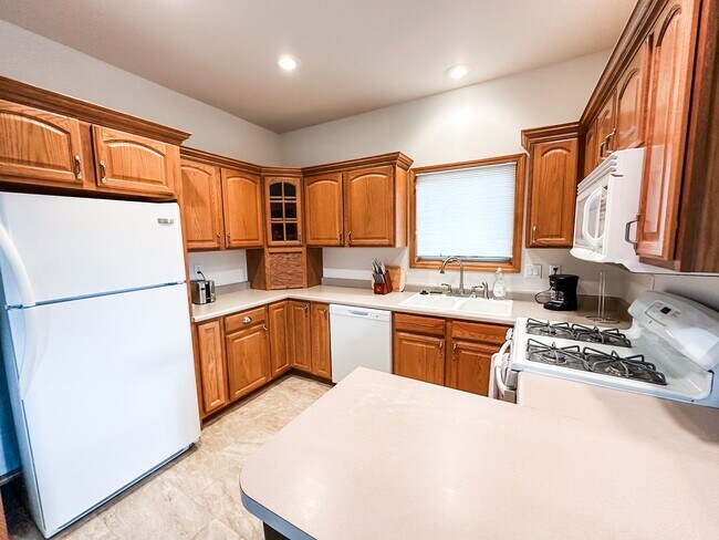 Building Photo - Gorgeous fully furnished 2 bedroom 2 bathr...