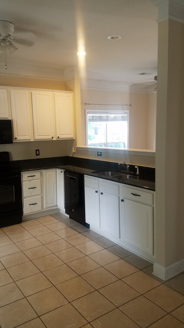 Building Photo - Lovely Townhome in Southeast Columbia