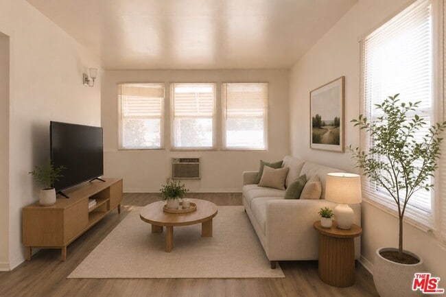 Building Photo - 5516 1/2 Cahuenga Blvd